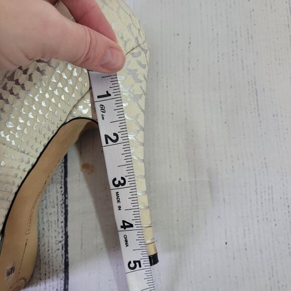 Vince Camuto Size 9.5 Platform Pumps White Silver Snake Print 5" Heel Animal - Picture 12 of 13
